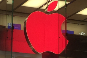 logo rosso in Apple Store