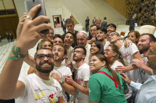 Papa Francesco dice no agli smartphone a cena