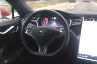 Tesla è la prima auto che guida da sola