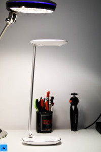 recensione lampada da tavolo LED bianca multifunzione