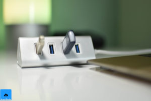 Hub USB C a 4 porte USB con porta di ricarica
